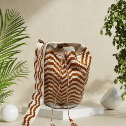 Colombian Mochila Wayu Beige Crossbody bag with orange pattern